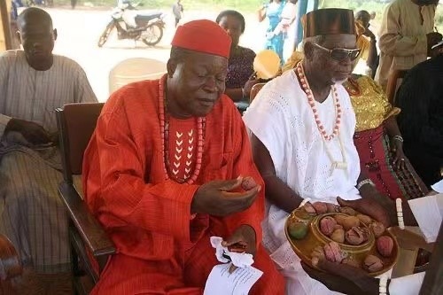 Ìgbò Chief Praying With kola Nut 